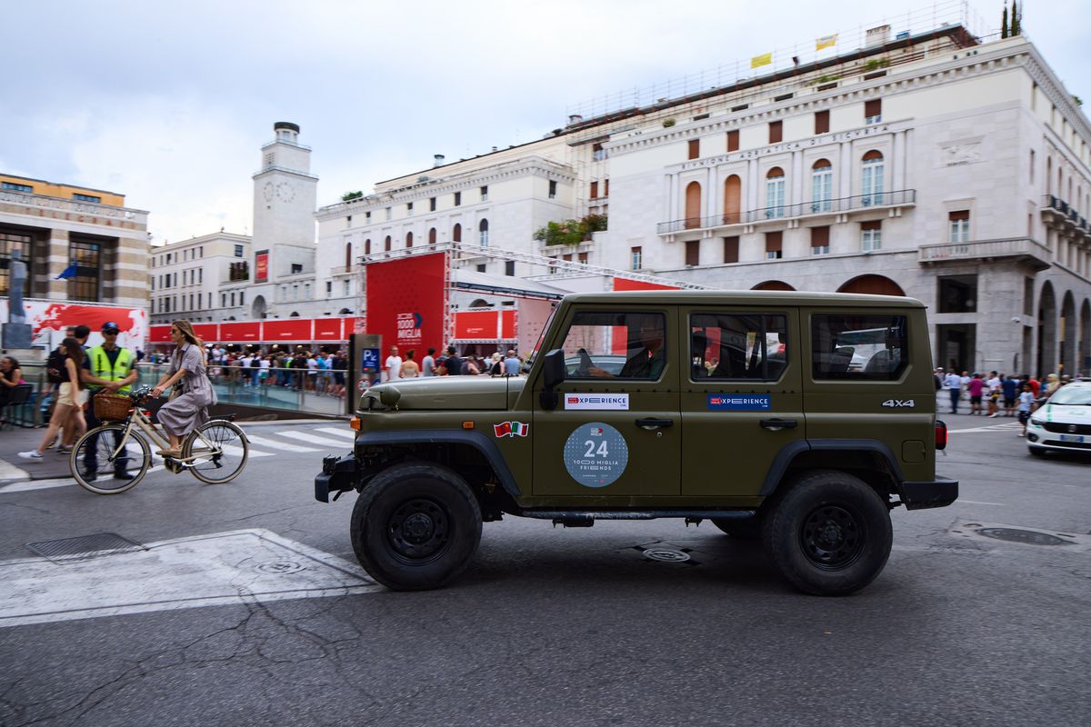 „Clona” de Land Rover Defender, mai ieftină decât un Fiat 500