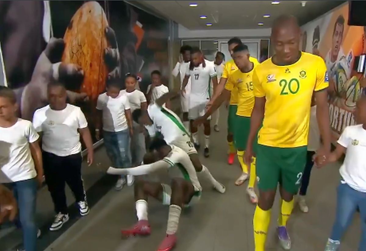 Moment comic sub ochii lui Siyabonga Ngezana: ce au pățit celebrii adversari » Africa de Sud, aproape de Mondial