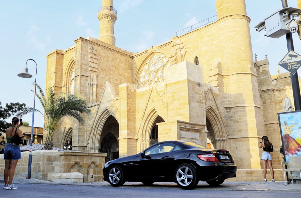 România joacă într-una dintre cele mai bizare capitale din lume » Graniță în centrul orașului, o zonă nerecunoscută de nimeni la nivel mondial!