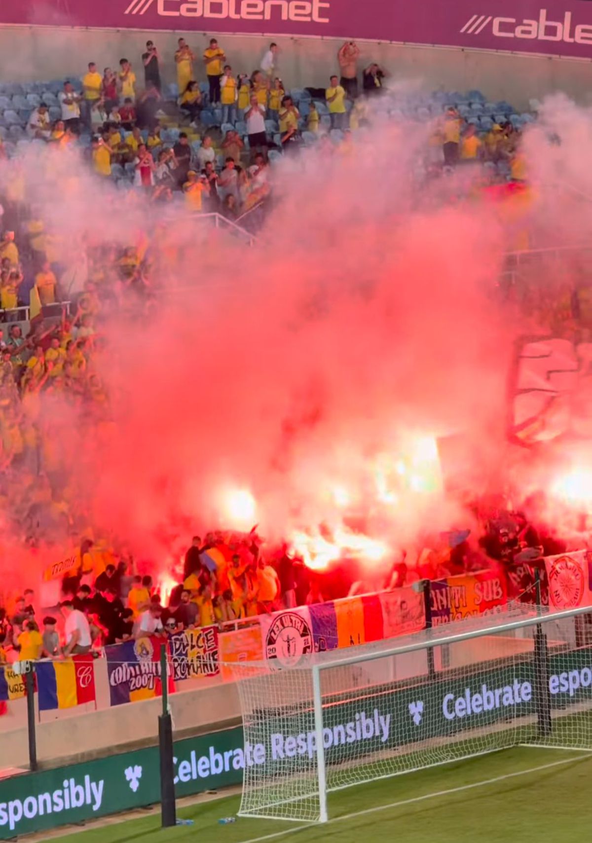 Ultrașii României au aprins din nou torțe pe stadion. Ce urmează