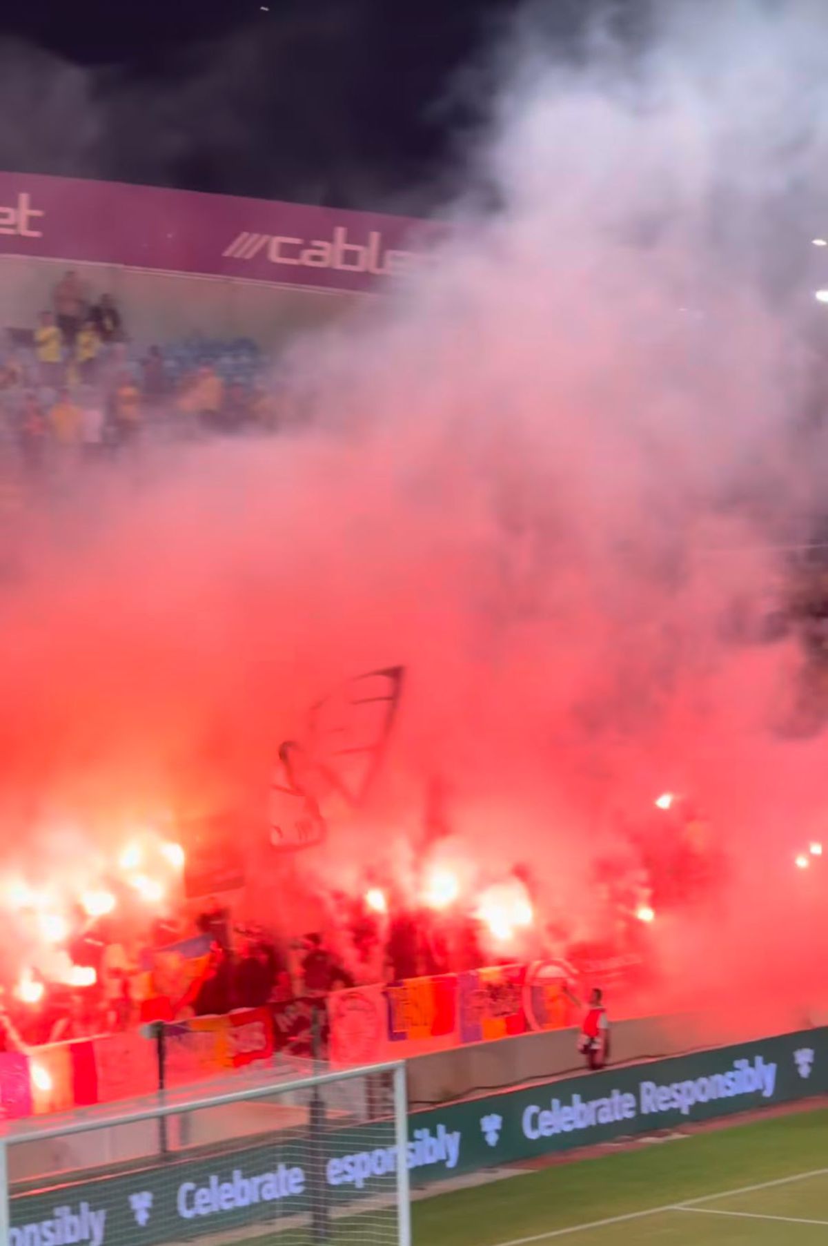 Ultrașii României au aprins din nou torțe pe stadion. Ce urmează