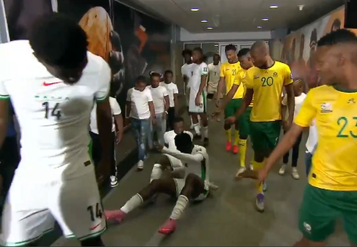 Moment comic sub ochii lui Ngezana: Ndidi și Moses Simon au căzut