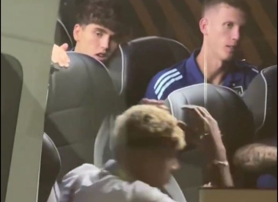 Lamine Yamal și-a pus mânile în cap în autocarul naționalei Spaniei, sub privirile mirate ale lui Pau Cubarsi și Dani Olmo, colegii săi de la Barcelona / Foto: X Lamine Yamal Xtra Peripețiile lui Lamine Yamal la Konya » Starul spaniol și-a pierdut pașaportul și ar fi rămas în Turcia!