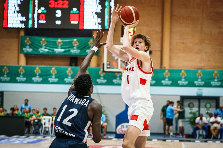 Christian Nițu, în 2022, în maioul Canadei la Campionatul Mondial U17/Foto: fiba.basketball Canadianul cu părinți români din naționala de baschet vorbește despre experiența trăită și face o promisiune: „Deja am descărcat Duolingo”