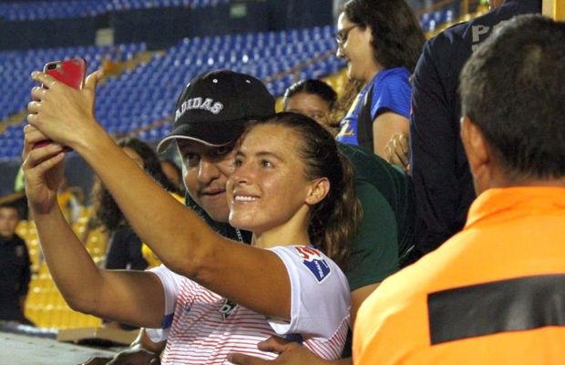 Scene scandaloase! Un suporter a agresat sexual o fotbalistă după un meci