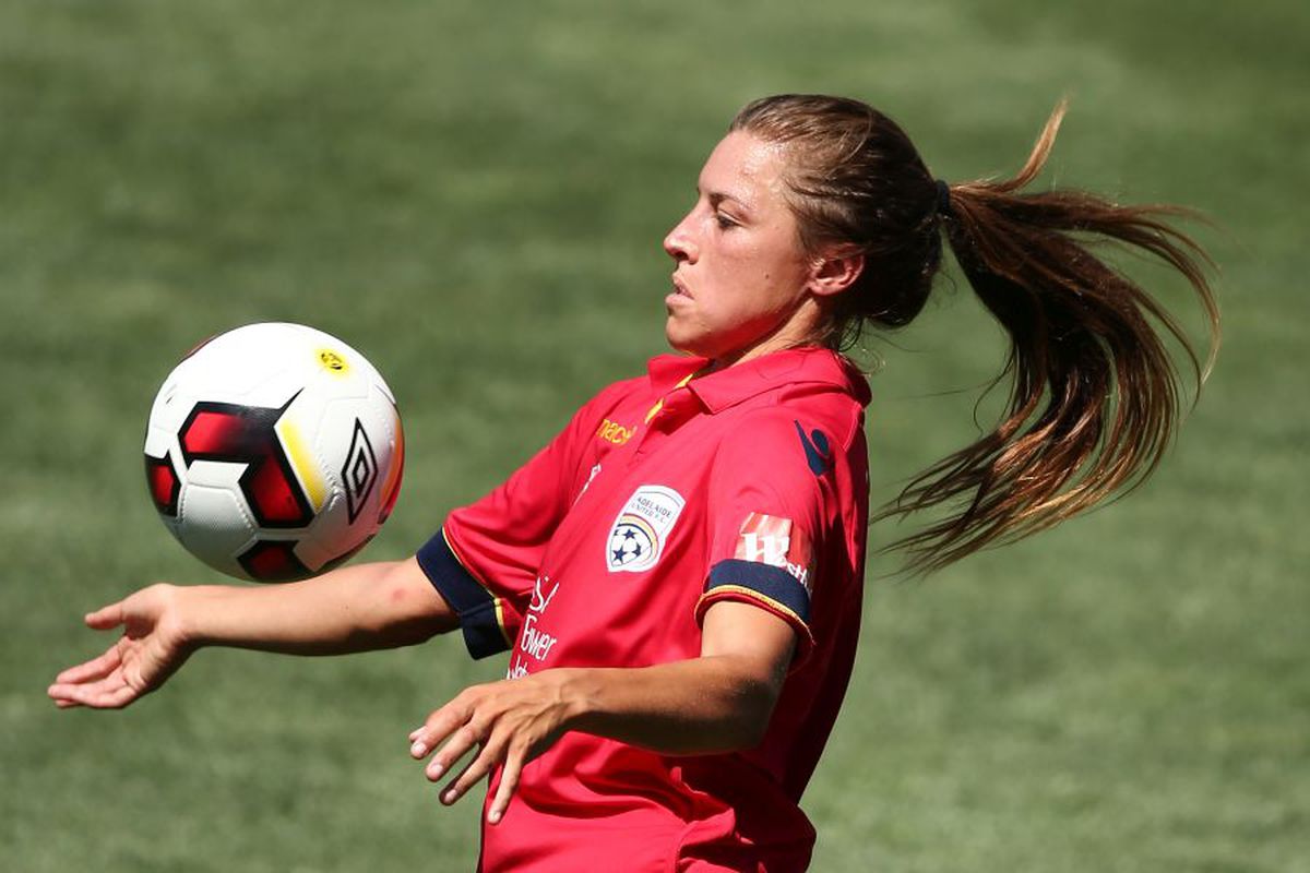 Scene scandaloase! Un suporter a agresat sexual o fotbalistă în timpul meciului