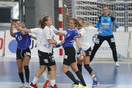 Marina Dmitrovici (la minge) și colegele ei vor juca primul meci oficial după 8 luni de pauză FOTO RK Podravka