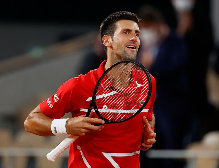 Liderul mondial Novak Djokovic (33 de ani) l-a învins pe grecul Stefanos Tsitsipas (22 de ani, 6 ATP), scor 6-3, 6-2, 5-7, 4-6, 6-1, și va juca duminică în finala Roland Garros 2020, împotriva lui Rafael Nadal (2 ATP).