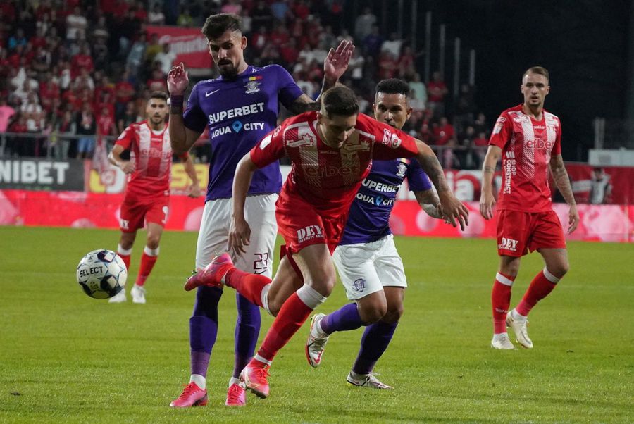 Crimă de lezmajestate comisă de Rapid, a folosit echipament alb-violet în deplasările de la Arad și de la Sfântu Gheorghe FOTO Alexandra Fechete Săriți, s-a furat culoarea violet!