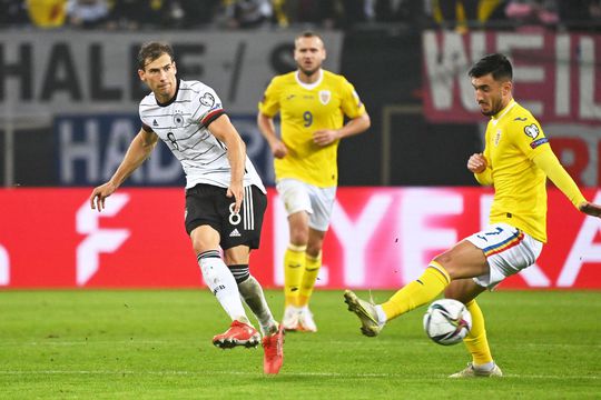 Andrei Ivan (dreapta), încercând să blocheze pasa lui Leon Goretzka // foto: Imago Images