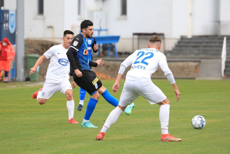 Mihai Roman II pasează în meciul cu Viitorul Pandurii // foto: Facebook @ Universitatea Craiova CS Universitatea, victorie clară în amicalul cu Viitorul Pandurii. Mihai Roman II a revenit pe teren