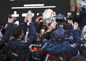 Max Verstappen câștigă Marele Premiu al Japoniei și devine campion mondial în Formula 1 pentru al doilea an consecutiv!