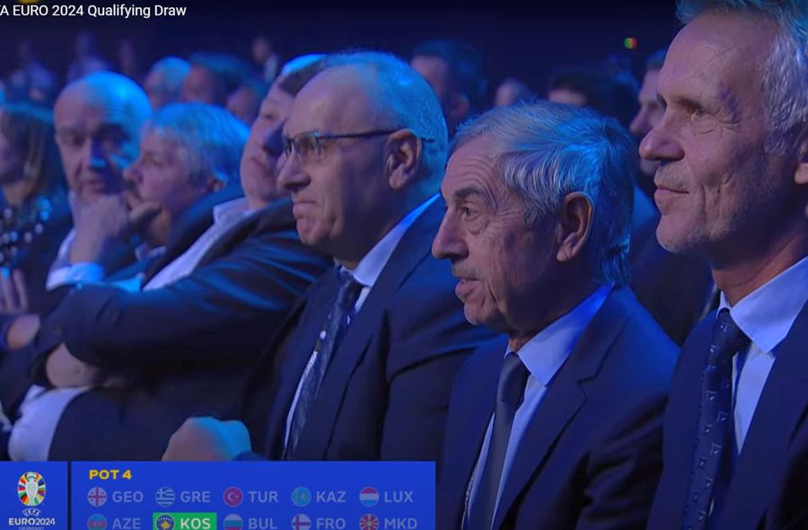 Agim Ademi (în centru, cu ochelari), președintele federației kosovare, se bucură cu pumnul strâns în aer, la aflarea grupei de preliminarii Cine ține un pariu? Vom termina sub Kosovo!