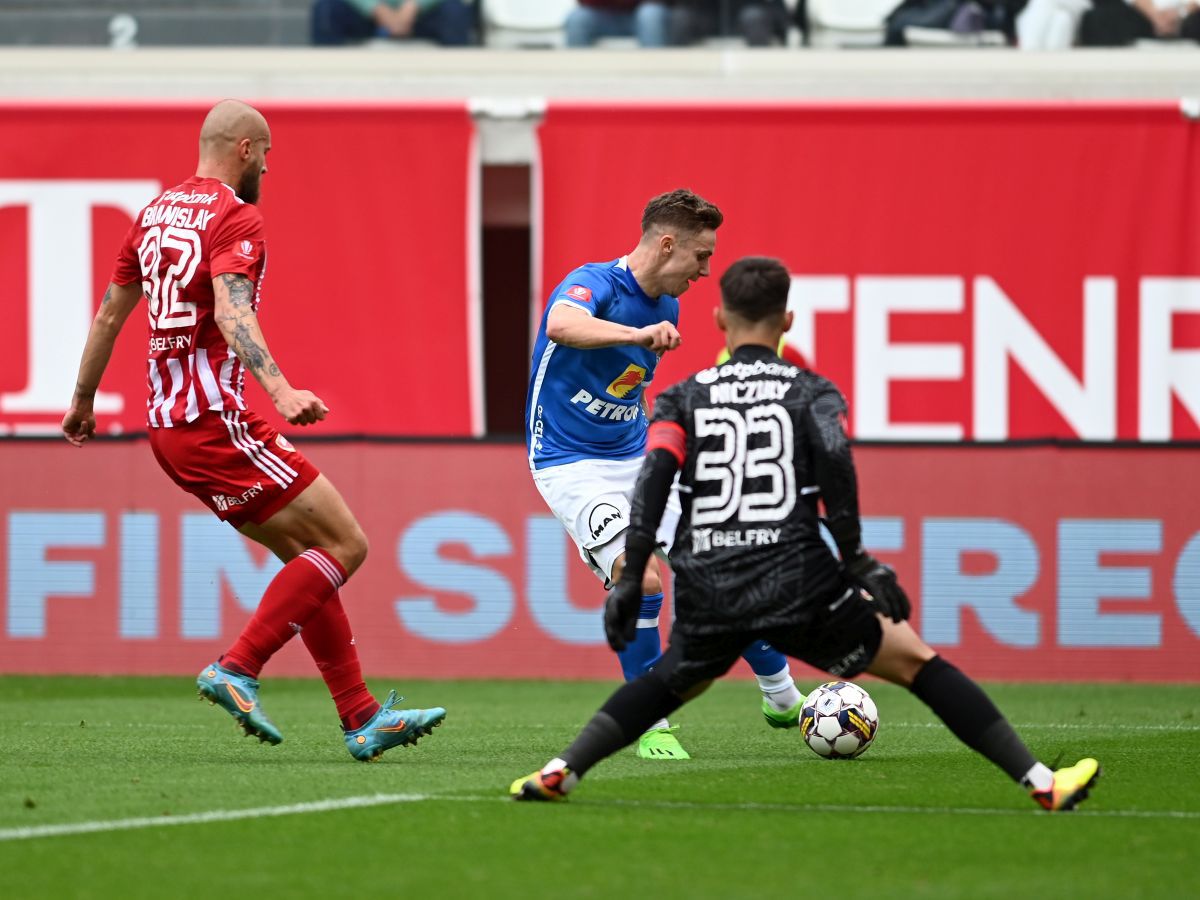 Gică Hagi a izbucnit la adresa propriului staff: „Sunt nervos, e o greșeală foarte mare! Să mi se spună că poate juca și apoi să văd asta?!”