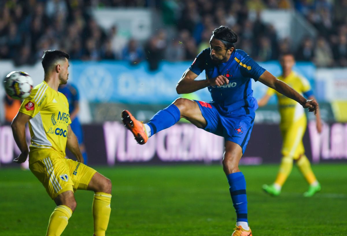 Incident după Petrolul - FCSB » Omrani s-a prăbușit în fața galeriei, din cauza unei petarde: medicii au intervenit imediat. Billel a încercat apoi să se răzbune