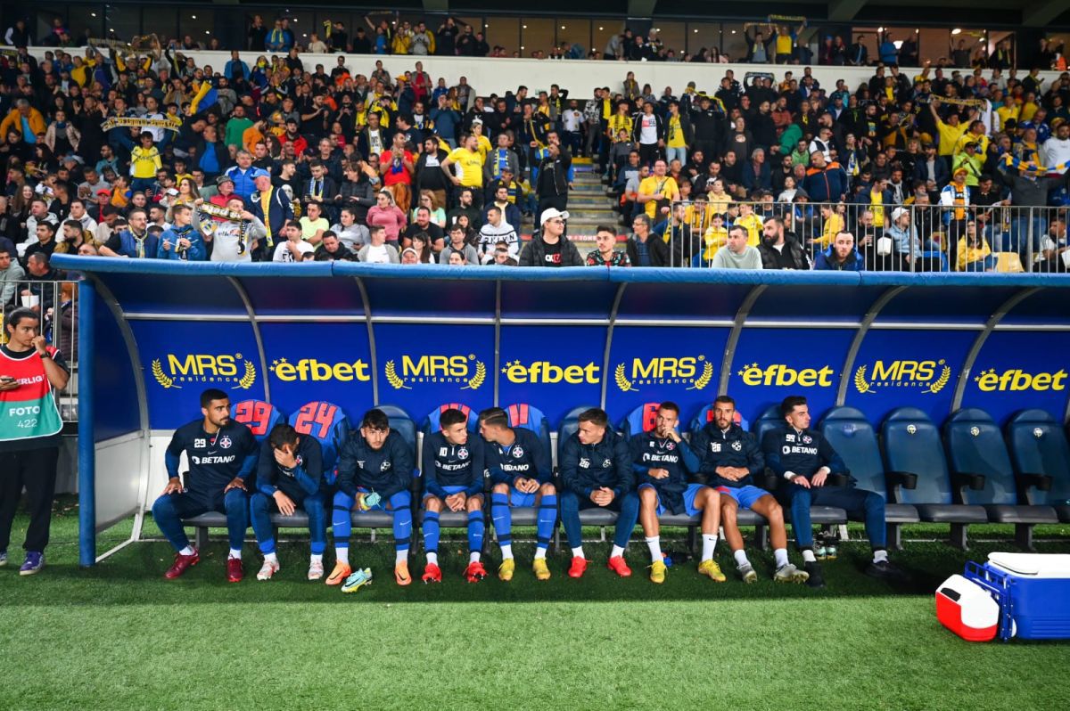 Incident după Petrolul - FCSB » Omrani s-a prăbușit în fața galeriei, din cauza unei petarde: medicii au intervenit imediat. Billel a încercat apoi să se răzbune