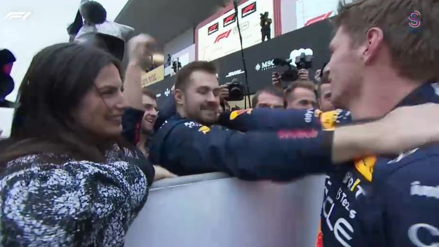 Cu ea a sărbătorit Max Verstappen » Iubita noului campion mondial din Formula 1 a fost prima care l-a felicitat în Japonia