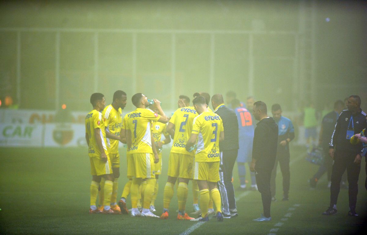 Incident după Petrolul - FCSB » Omrani s-a prăbușit în fața galeriei, din cauza unei petarde: medicii au intervenit imediat. Billel a încercat apoi să se răzbune