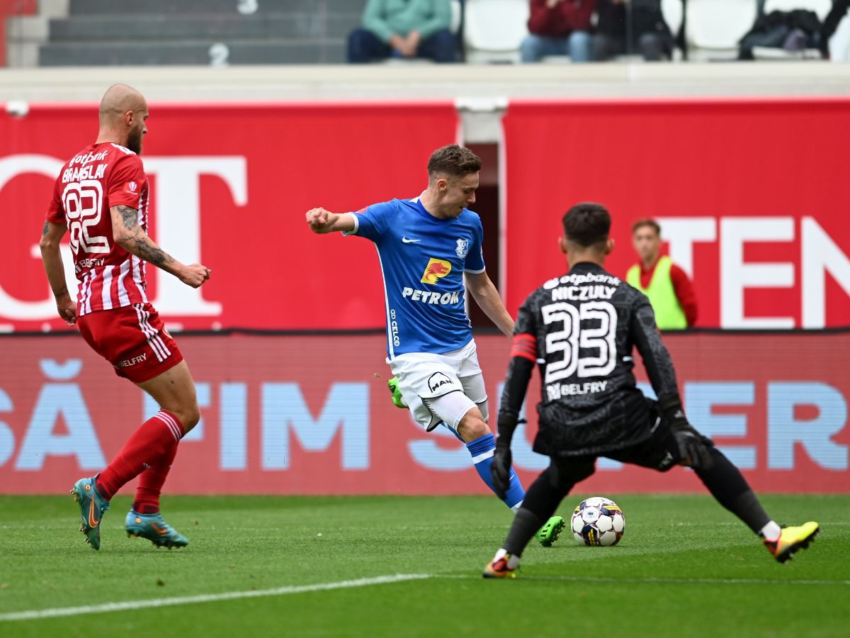 Gică Hagi a izbucnit la adresa propriului staff: „Sunt nervos, e o greșeală foarte mare! Să mi se spună că poate juca și apoi să văd asta?!”