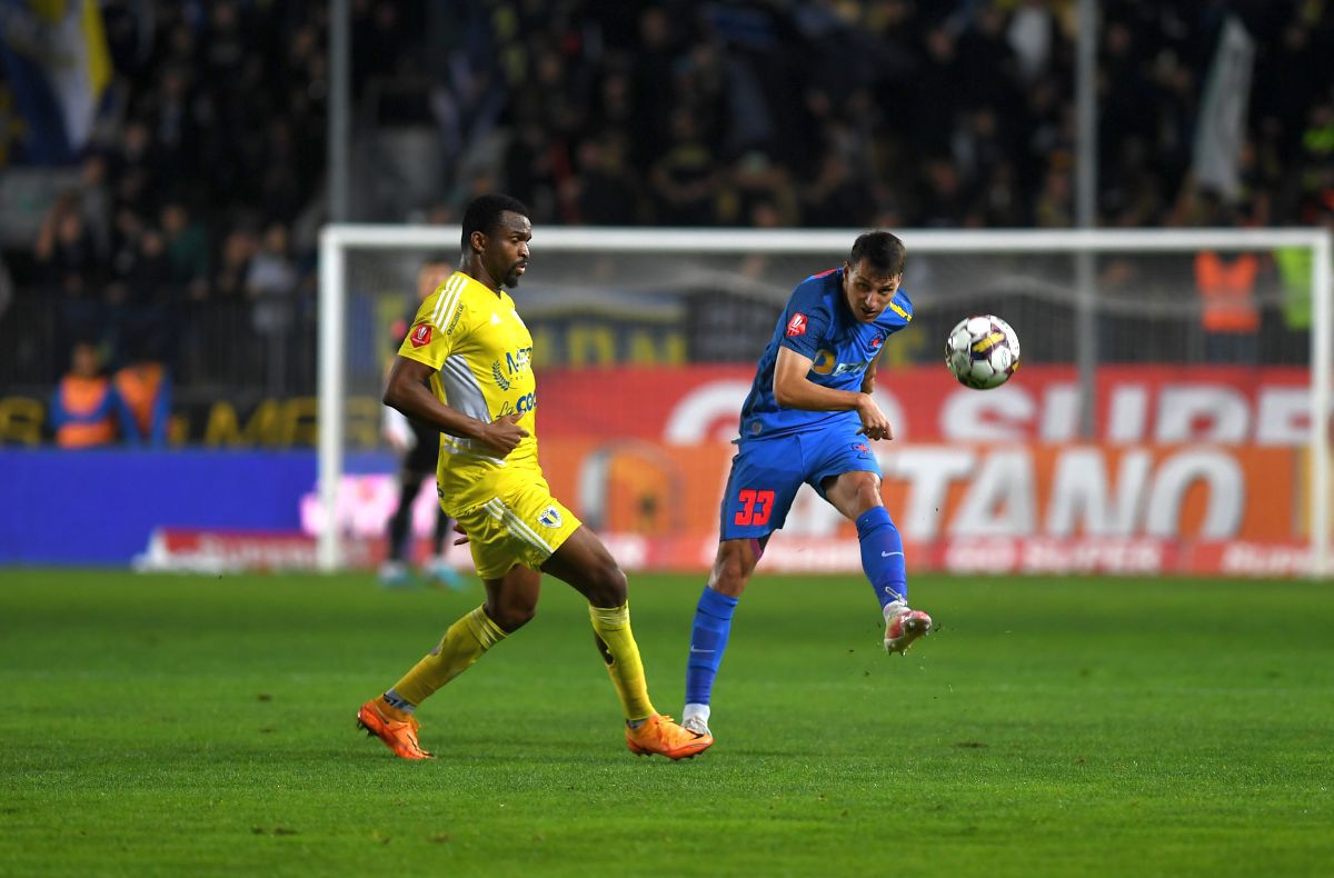 Incident după Petrolul - FCSB » Omrani s-a prăbușit în fața galeriei, din cauza unei petarde: medicii au intervenit imediat. Billel a încercat apoi să se răzbune