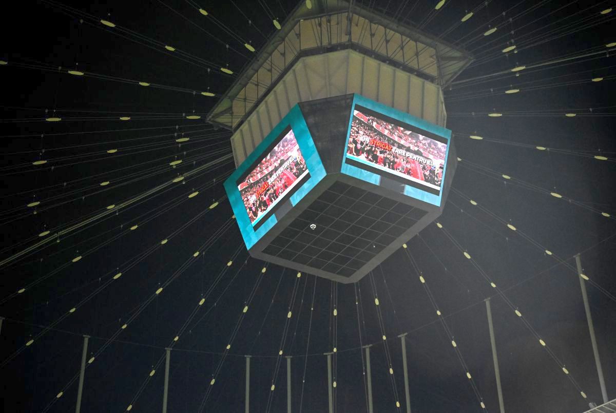 11 detalii care nu s-au văzut la TV în meciul dedicat memoriei lui Cătălin Hîldan » Fotbalistul cu VW Polo + rapidist vechi, cu fularul lui Dinamo la gât