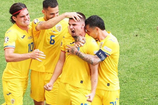 Nicolae Stanciu, dreapta, îl îmbrățișează pe Răzvan Marin, foto: Imago