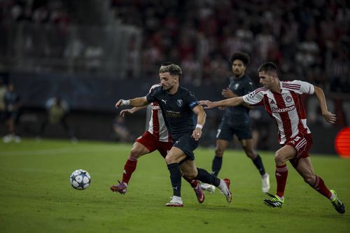 Vlad Dragomir (centru/echipament negru). Foto: Imago