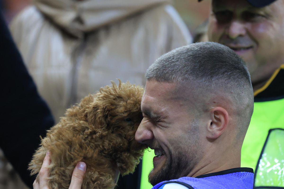 Nu s-a văzut la TV » Jucătorul naționalei României, cu bodyguard-ul pe teren + Bîrligea, „topit”