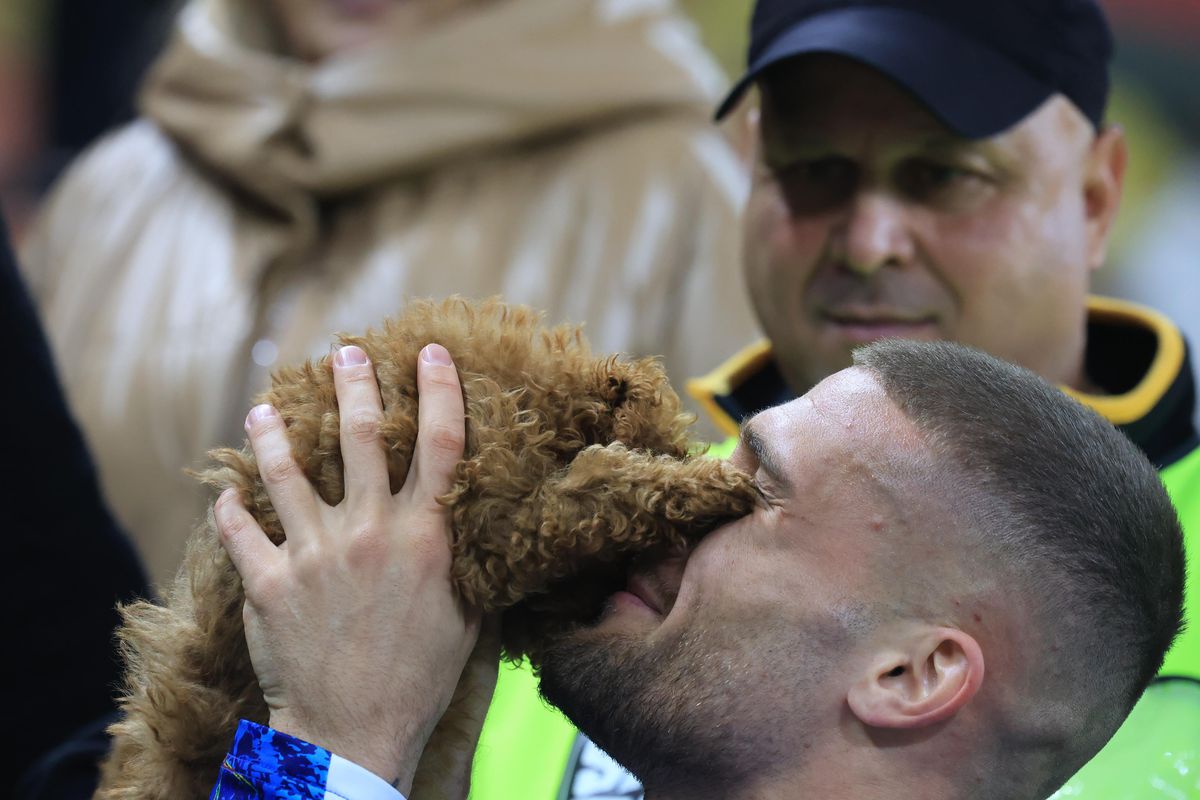 Nu s-a văzut la TV » Jucătorul naționalei României, cu bodyguard-ul pe teren + Bîrligea, „topit”