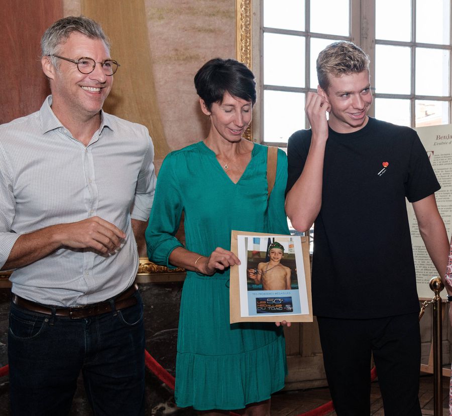 Keon Marchand alături de părinții săi FOTO Imago Mamele celor mai în vogă doi sportivi francezi s-au așezat la aceeași masă și au vorbit despre viața alături de fiii lor: „Am suferit foarte mult din cauza mediatizării excesive”