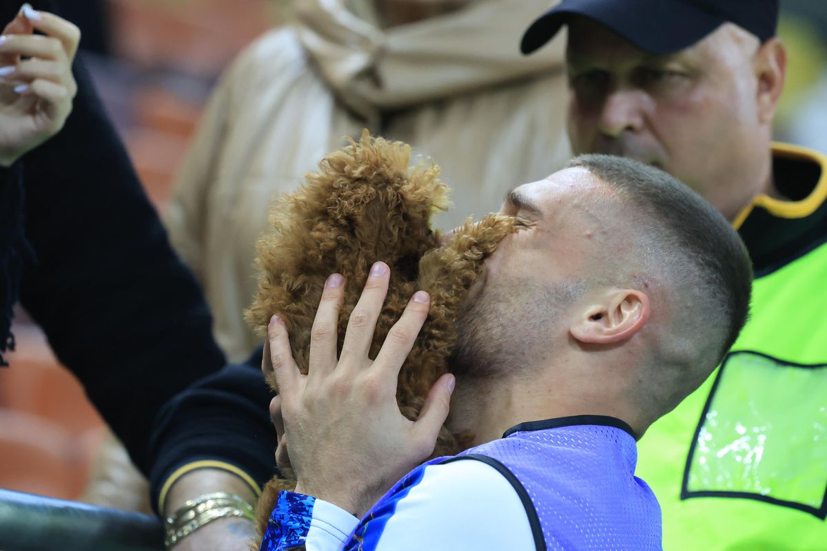 Nu s-a văzut la TV » Jucătorul naționalei României, cu bodyguard-ul pe teren + Bîrligea, „topit”