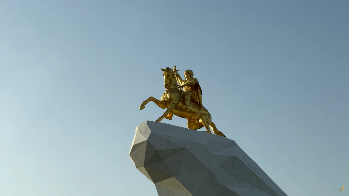 Cunoscuții vloggeri români au ajuns la câțiva pași de stadionul INTERZIS din cel mai misterios oraș al lumii: „Teoretic, trebuia să îl vizităm... nu se poate”