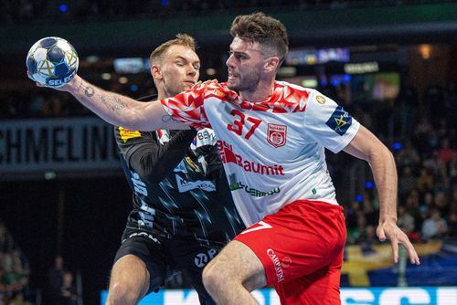 Haniel Langaro (Dinamo) în duel cu Mathias Gidsel (Fuchse) Foto: Imago Images