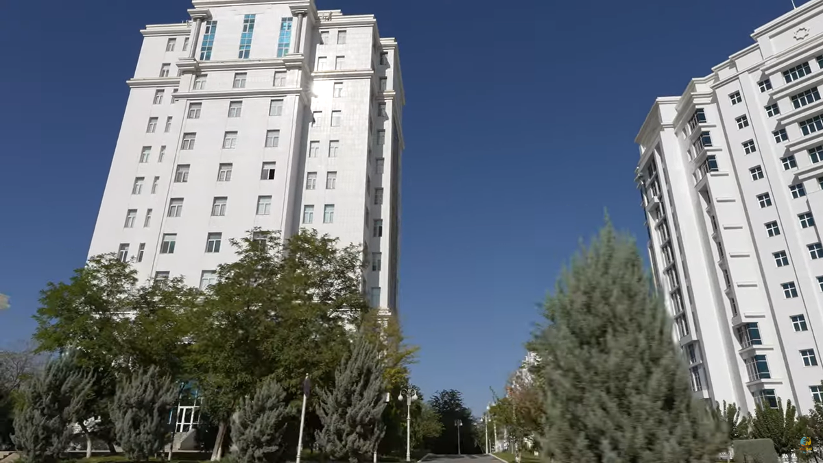 Cunoscuții vloggeri români au ajuns la câțiva pași de stadionul INTERZIS din cel mai misterios oraș al lumii: „Teoretic, trebuia să îl vizităm... nu se poate”