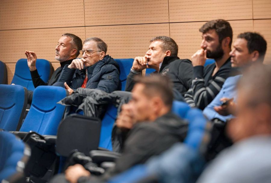 Mihai Stoica și Valeriu Argăseală. Foto: frf.ro Farul nu l-a luat în serios pe Kyros Vassaras! L-au trimis pe șeful securității la întâlnirea dedicată arbitrajului din Superligă