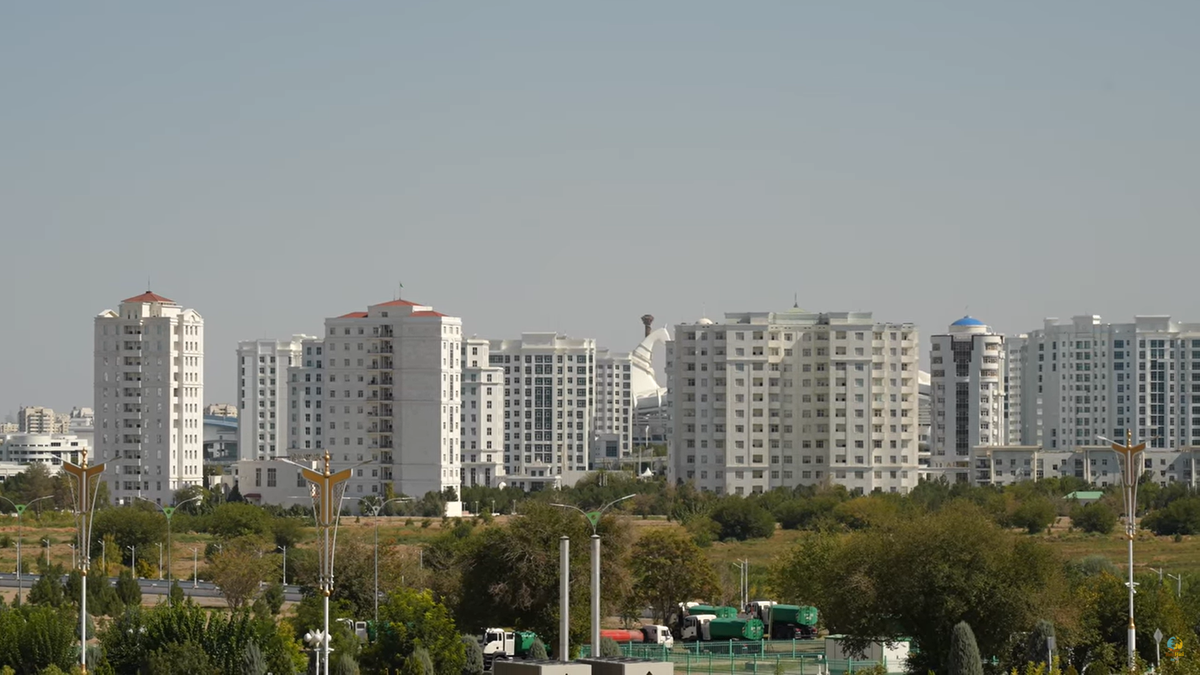 Cunoscuții vloggeri români au ajuns la câțiva pași de stadionul INTERZIS din cel mai misterios oraș al lumii: „Teoretic, trebuia să îl vizităm... nu se poate”