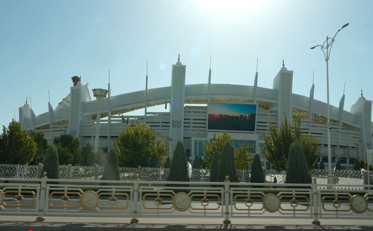 Cunoscuții vloggeri români au ajuns la câțiva pași de stadionul INTERZIS din cel mai misterios oraș al lumii: „Teoretic, trebuia să îl vizităm... nu se poate”