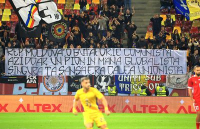 Nu le-au putut opri! Mesaje dure pe Arena Națională: „Nerozii te numesc prietenul meu” /  „«Republica Moldova», o butaforie comunistă”