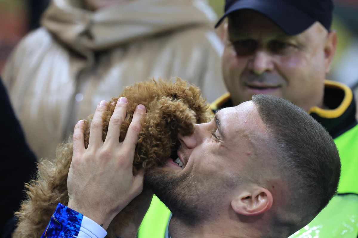 Nu s-a văzut la TV » Jucătorul naționalei României, cu bodyguard-ul pe teren + Bîrligea, „topit”