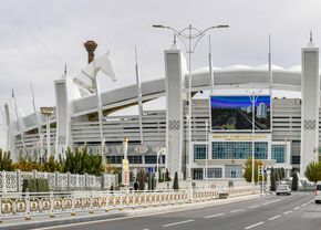 Vloggerii români care s-au apropiat de stadionul grandios din Așgabat, unul dintre cele mai misterioase și inaccesibile orașe ale lumii » Opulență dusă la alt nivel