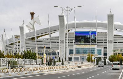 Cunoscuții vloggeri români au ajuns la câțiva pași de stadionul INTERZIS din cel mai misterios oraș al lumii: „Teoretic, trebuia să îl vizităm... nu se poate”