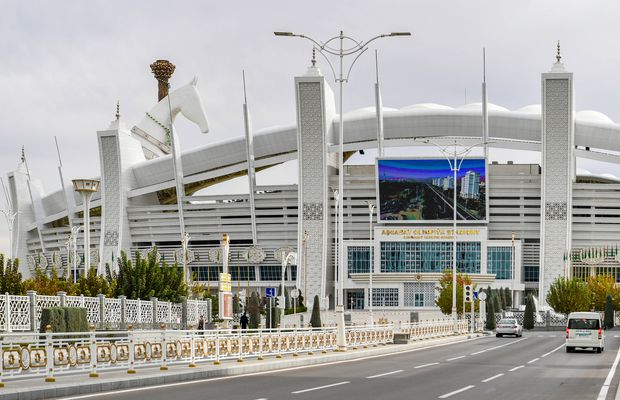 Cunoscuții vloggeri români au ajuns la câțiva pași de stadionul INTERZIS din cel mai misterios oraș al lumii: „Teoretic, trebuia să îl vizităm... nu se poate”