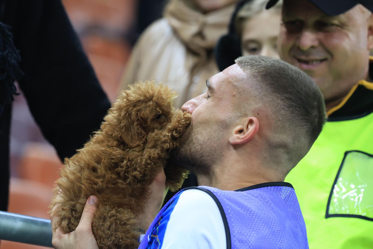 Nu s-a văzut la TV » Jucătorul naționalei României, cu bodyguard-ul pe teren + Bîrligea, „topit”