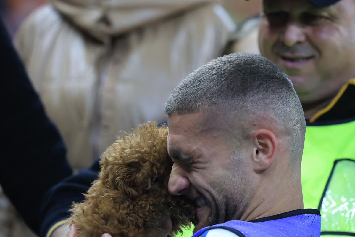 Nu s-a văzut la TV » Jucătorul naționalei României, cu bodyguard-ul pe teren + Bîrligea, „topit”