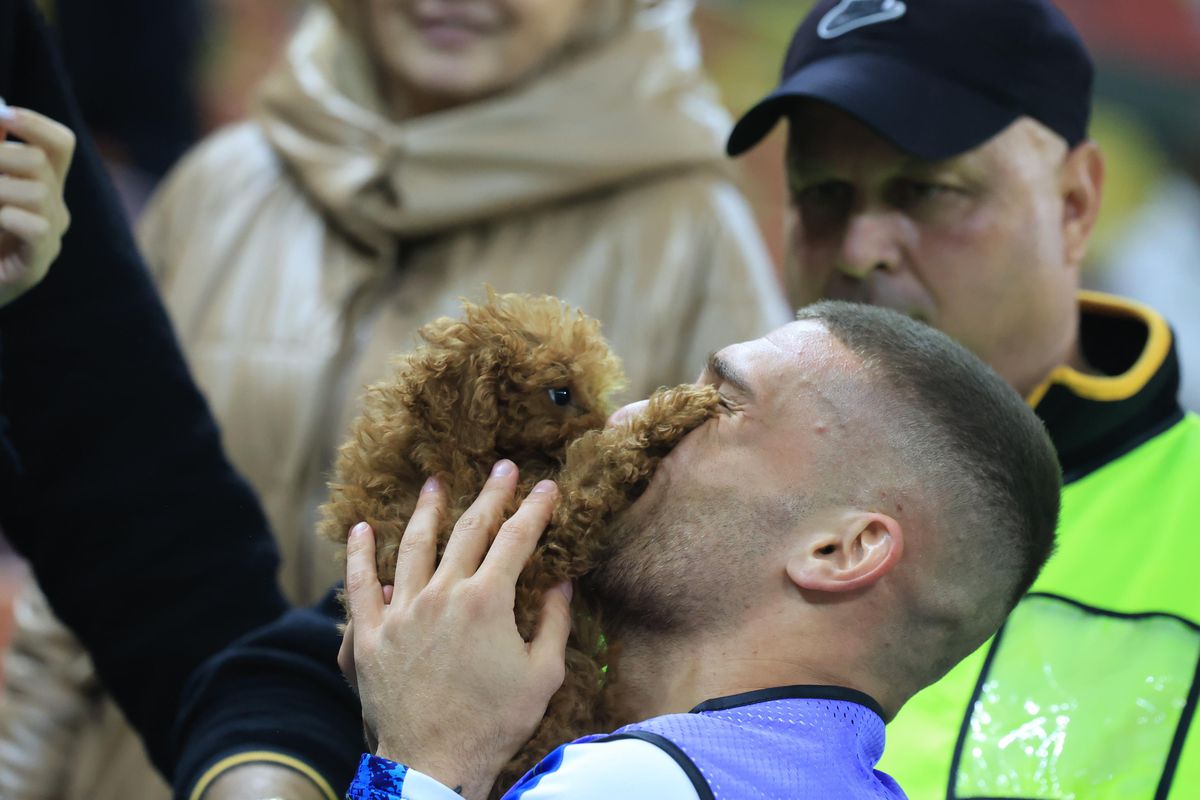 Nu s-a văzut la TV » Jucătorul naționalei României, cu bodyguard-ul pe teren + Bîrligea, „topit”