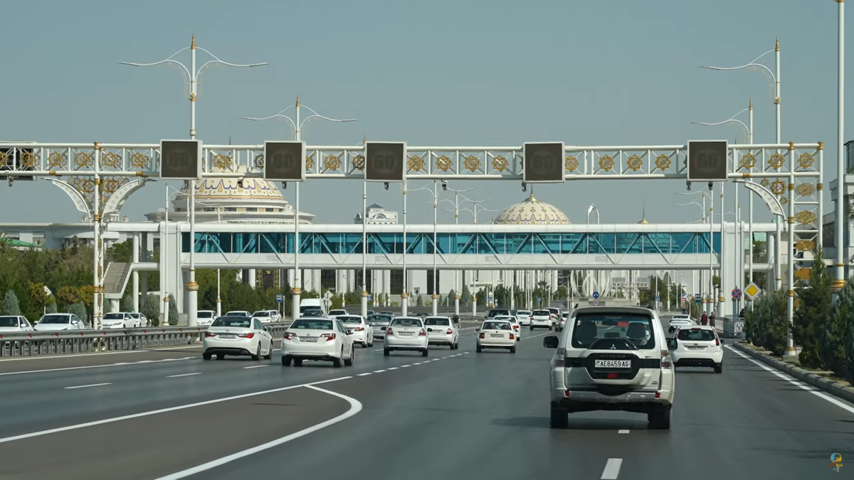 Cunoscuții vloggeri români au ajuns la câțiva pași de stadionul INTERZIS din cel mai misterios oraș al lumii: „Teoretic, trebuia să îl vizităm... nu se poate”