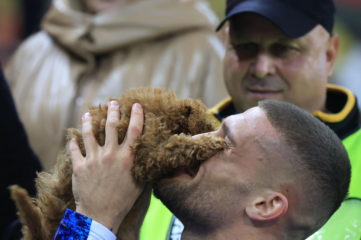 Nu s-a văzut la TV » Jucătorul naționalei României, cu bodyguard-ul pe teren + Bîrligea, „topit”