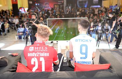 Bucharest Gaming Week // VIDEO + FOTO / Dinamo, umilită de Craiova și la FIFA 20! Meciul a fost transmis și comentat în direct la GSP Live