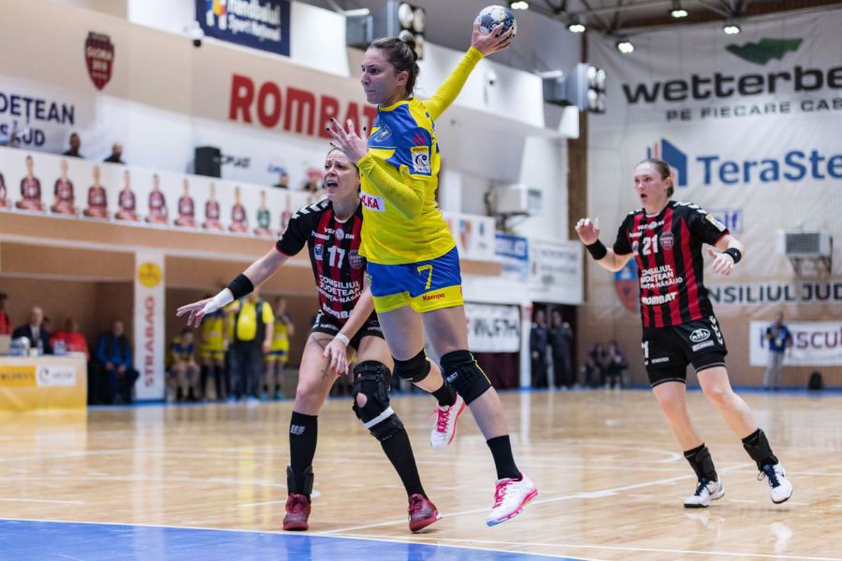 GLORIA BISTRIȚA - CORONA BRAȘOV 25-27 // Brașovencele sunt aproape de grupele Cupei EHF