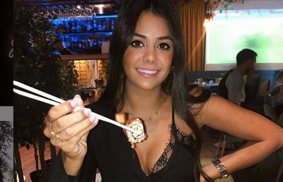 FOTO Partenera lui Juan Camara a venit în România după iubitul ei: „Suntem foarte fericiți la București” » Cum arată prietena fostului jucător de la Barcelona